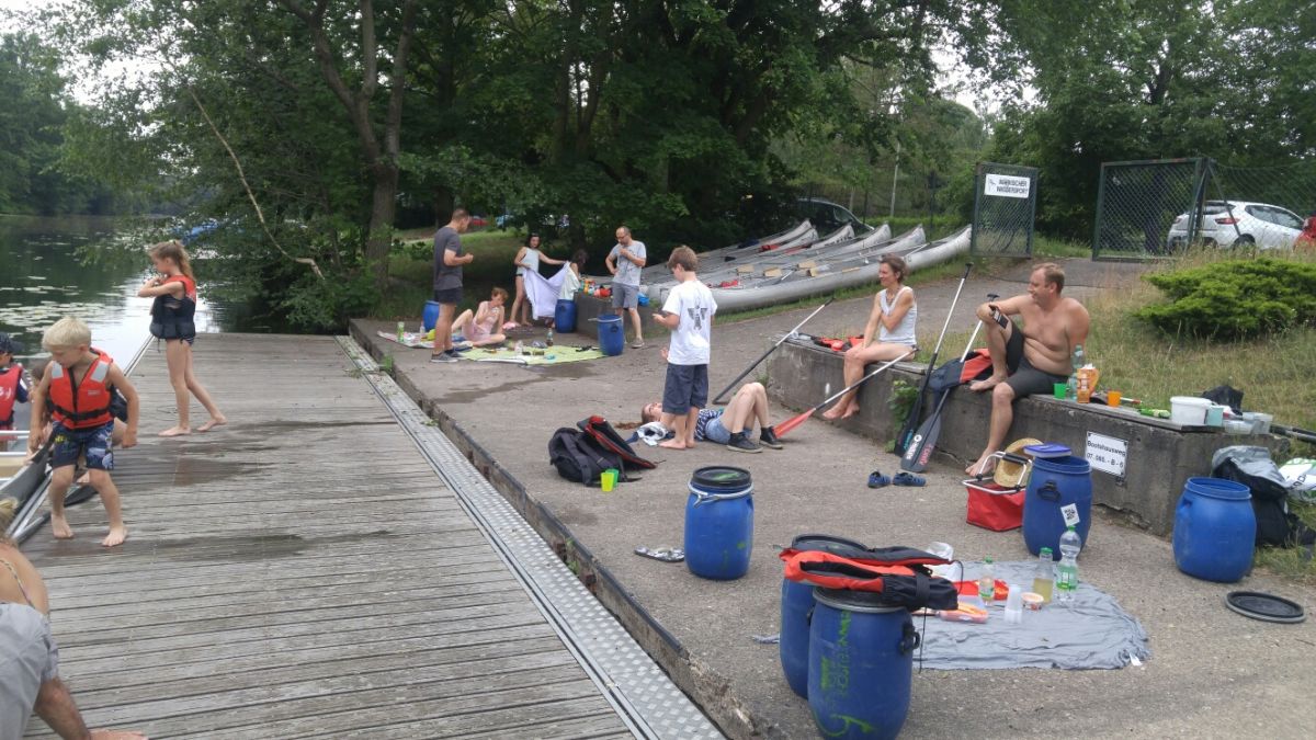 Pause nach der halben Strecke auf dem Vereinsgelände -Bootsanleger- des Märkischen Wassersports