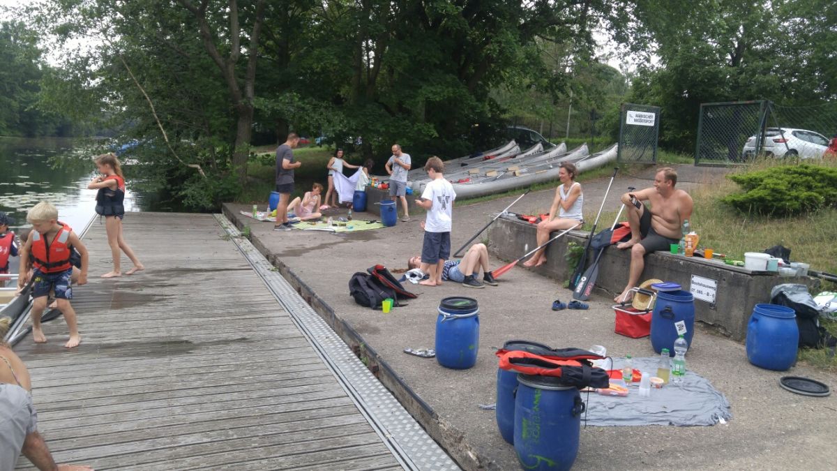 Pause nach der halben Strecke auf dem Vereinsgelände -Bootsanleger- des Märkischen Wassersports