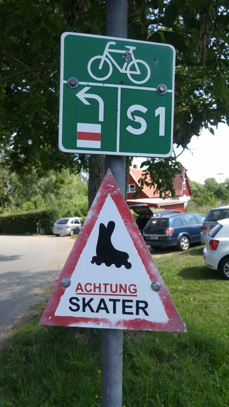 Die Straßenschilder in Witzin machen auf die Skater aufmerksam