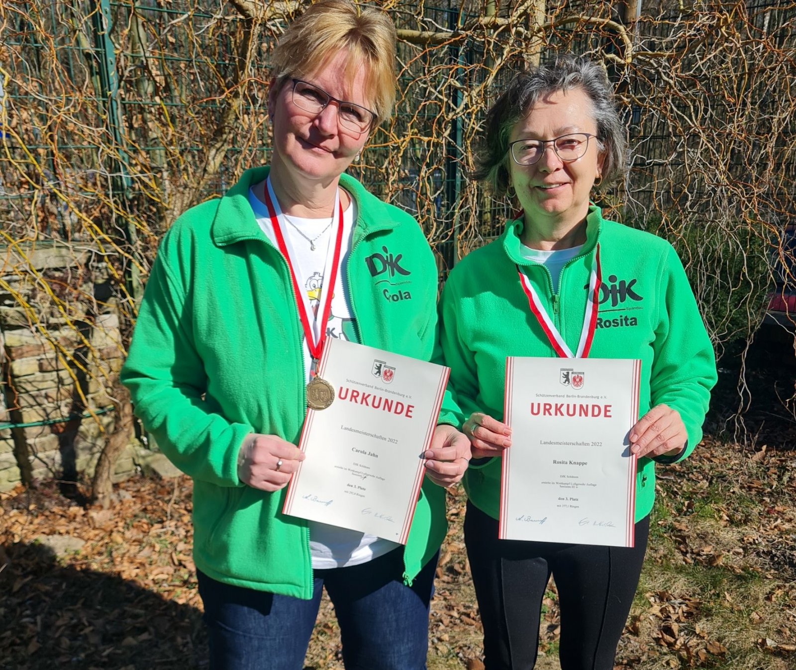 Carola und Rosita mit ihrem Madaillen um den Hals und ihren Urkunden in der Hand