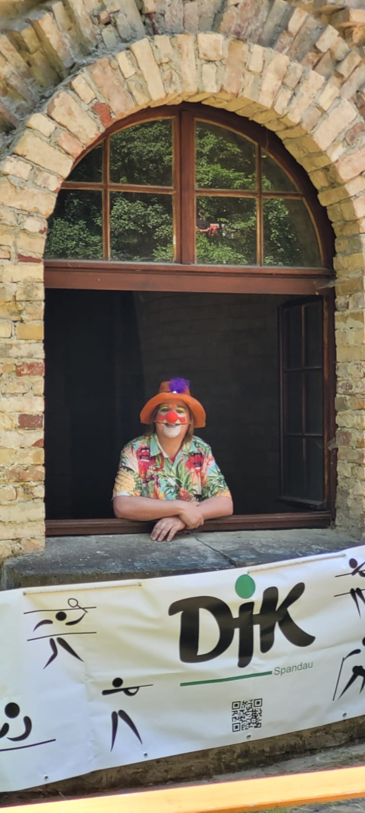 Clown Saschi beobachtet das Treiben am DJK Spandau Blasrohrstand